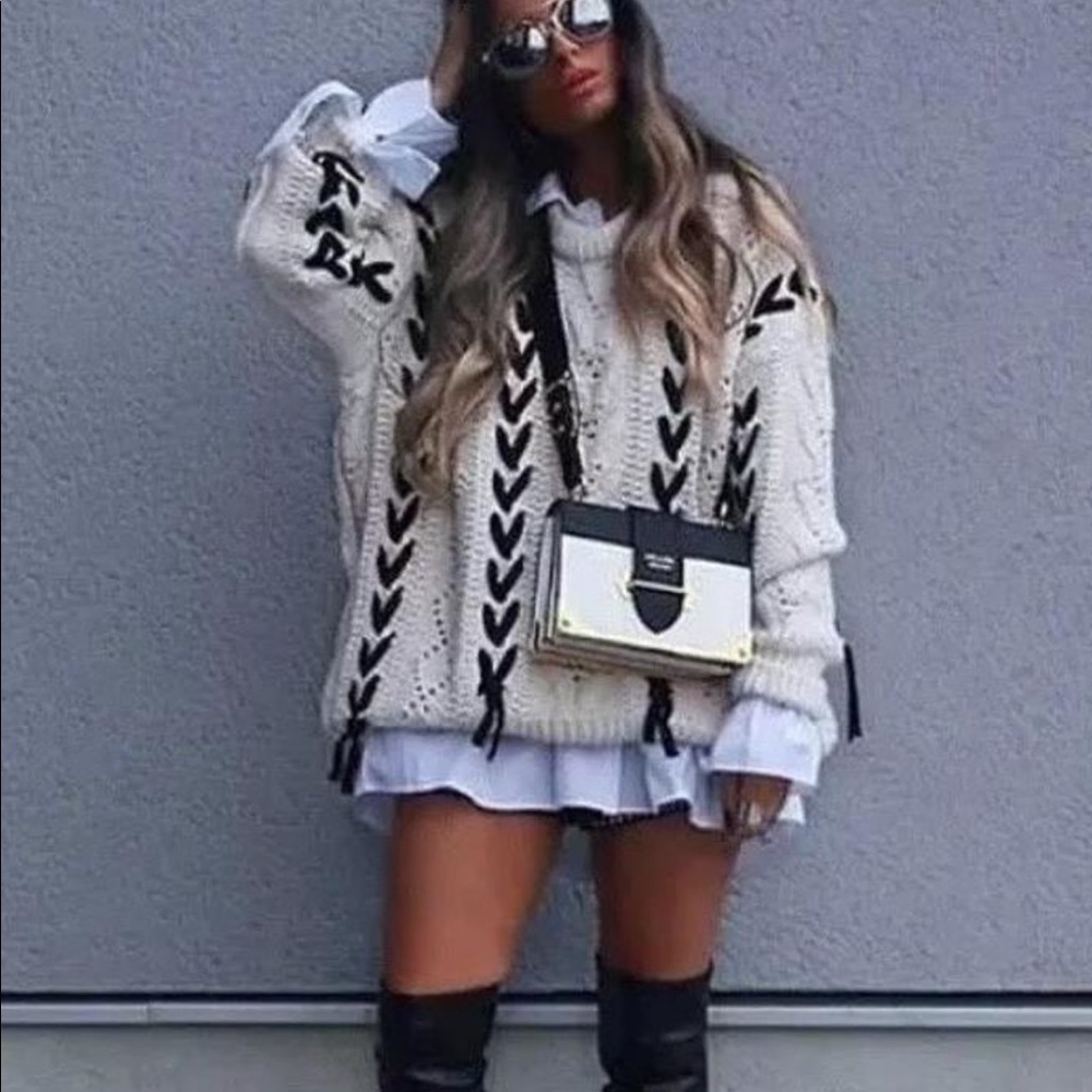 ✨Blogger Favorite✨ Oversize Chunky White Sweater with Black Ribbons (US S)